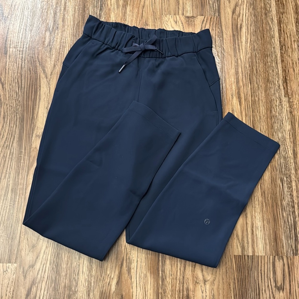NWOT Lululemon On the Fly 7/8 woven pants - size 2 navy